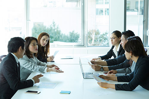 數名男女進行商業會議