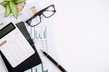 審計 辦公桌上的商務財務會計計算,留有空間。