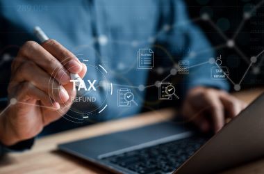 稅務和退稅 商人使用電腦計算所得稅。