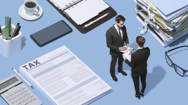 报税 商务人士正在处理报税表格。