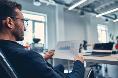 审计 商务人士正在审查并分析来自电子表格的收支表数据。