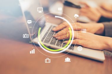 虚拟办公室 虚拟办公室概念图,特写展示职业女性双手在木桌上使用手提电脑办公。